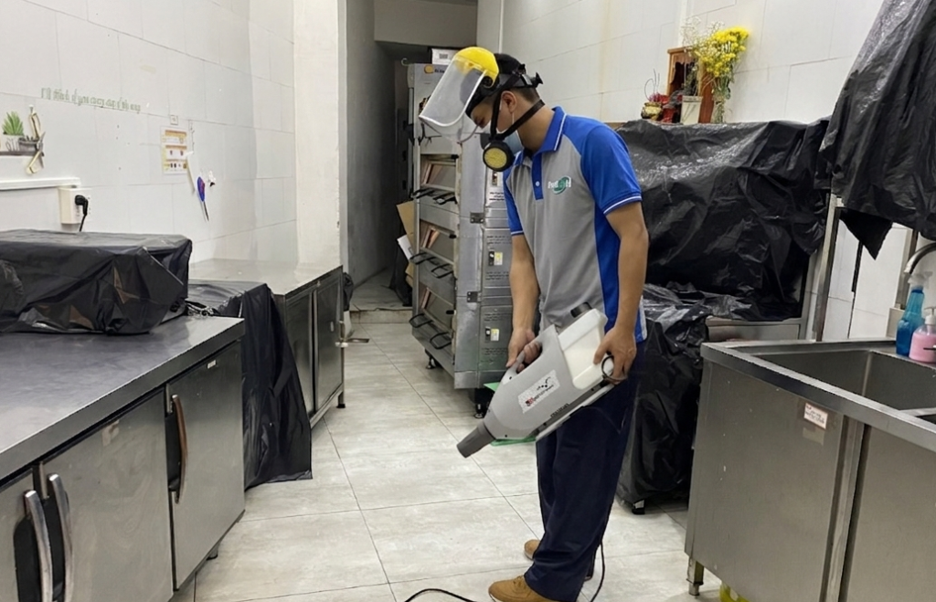 Phun thuốc diệt gián tồn lưu tại kho hàng
