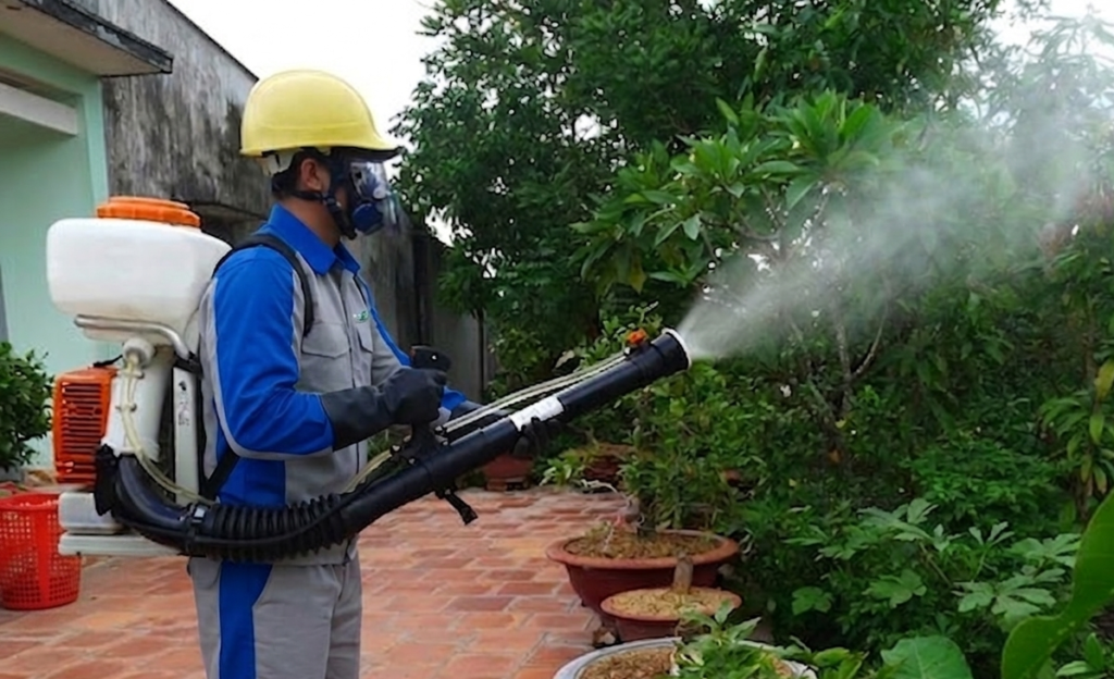 Kỹ thuật viên Diệt Mối 24H phun thuốc diệt muỗi